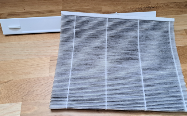 Dammsug filtret på båda sidorna. (Vid byte, släng det använda filtret och montera nytt filter enl. pkt 4)